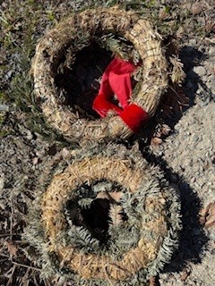 En krans med bast og en krans med ståltråd